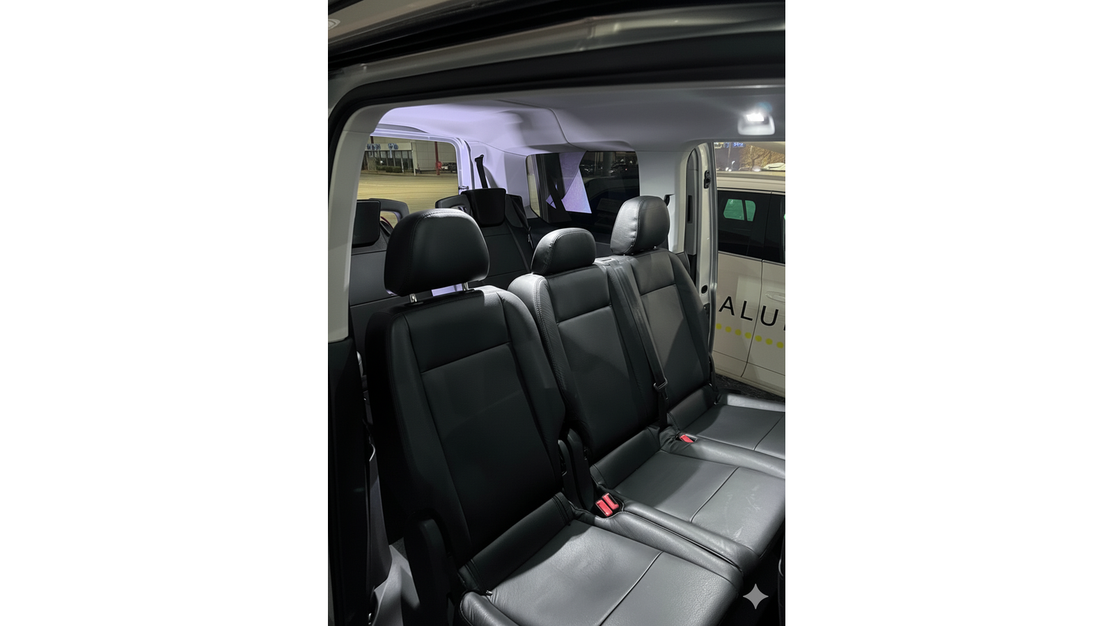 Taksi Wallin Oy:n 6+1-paikkaisen tilataksin ja invataksin siisti matkustamo Lahdessa.