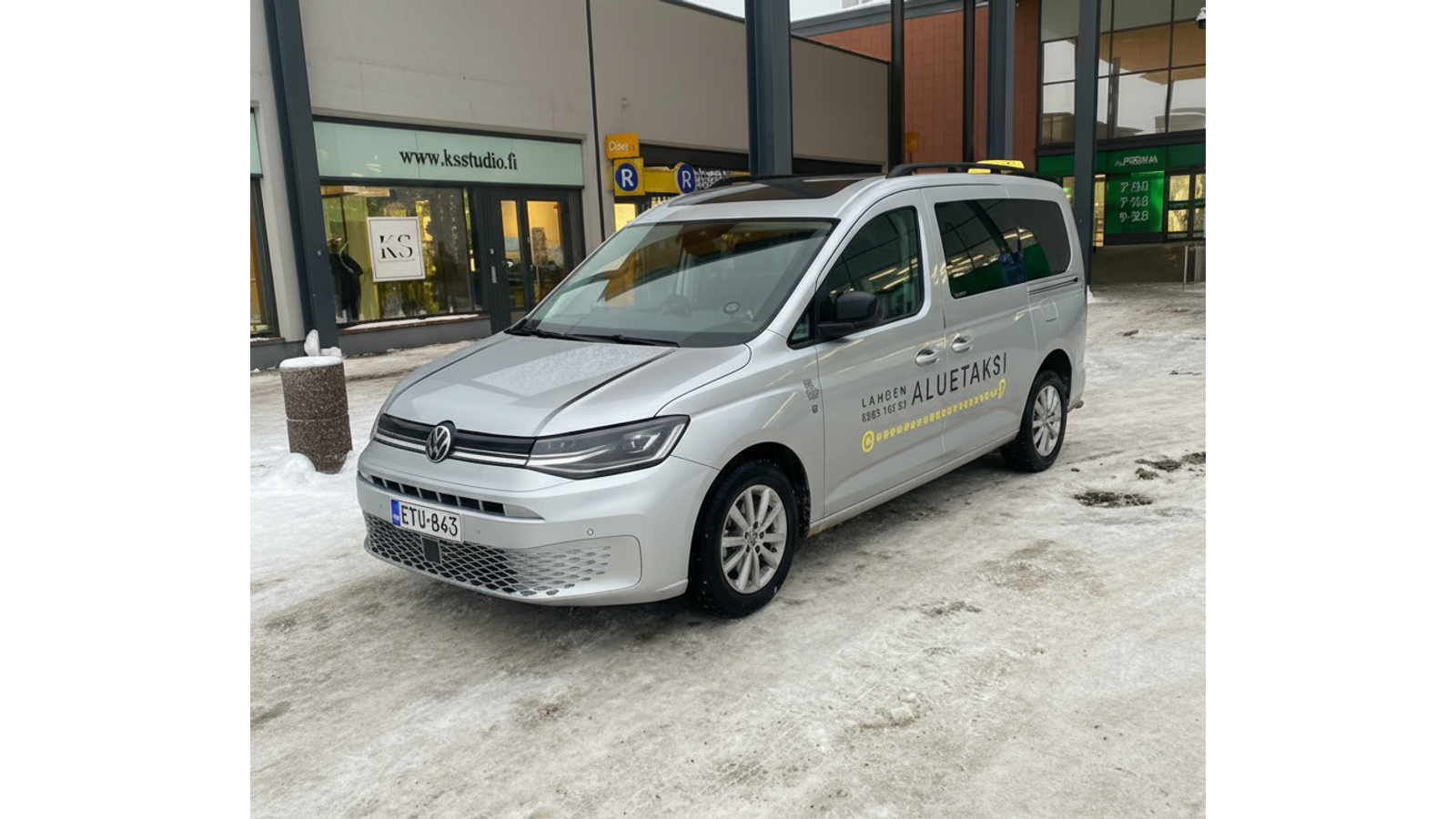 Palvelemme Lahdessa vuodenajasta riippumatta – Taksi Wallin Oy:n tilataksi valmiina kyytiin lumisella kadulla.