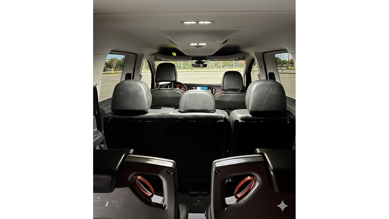 Taksi Wallin Oy:n 6+1-paikkaisen tilataksin sis&auml;tilat Lahdessa. Kuvassa n&auml;kyv&auml;t siistit istuinrivit ja valoisa sis&auml;tila.