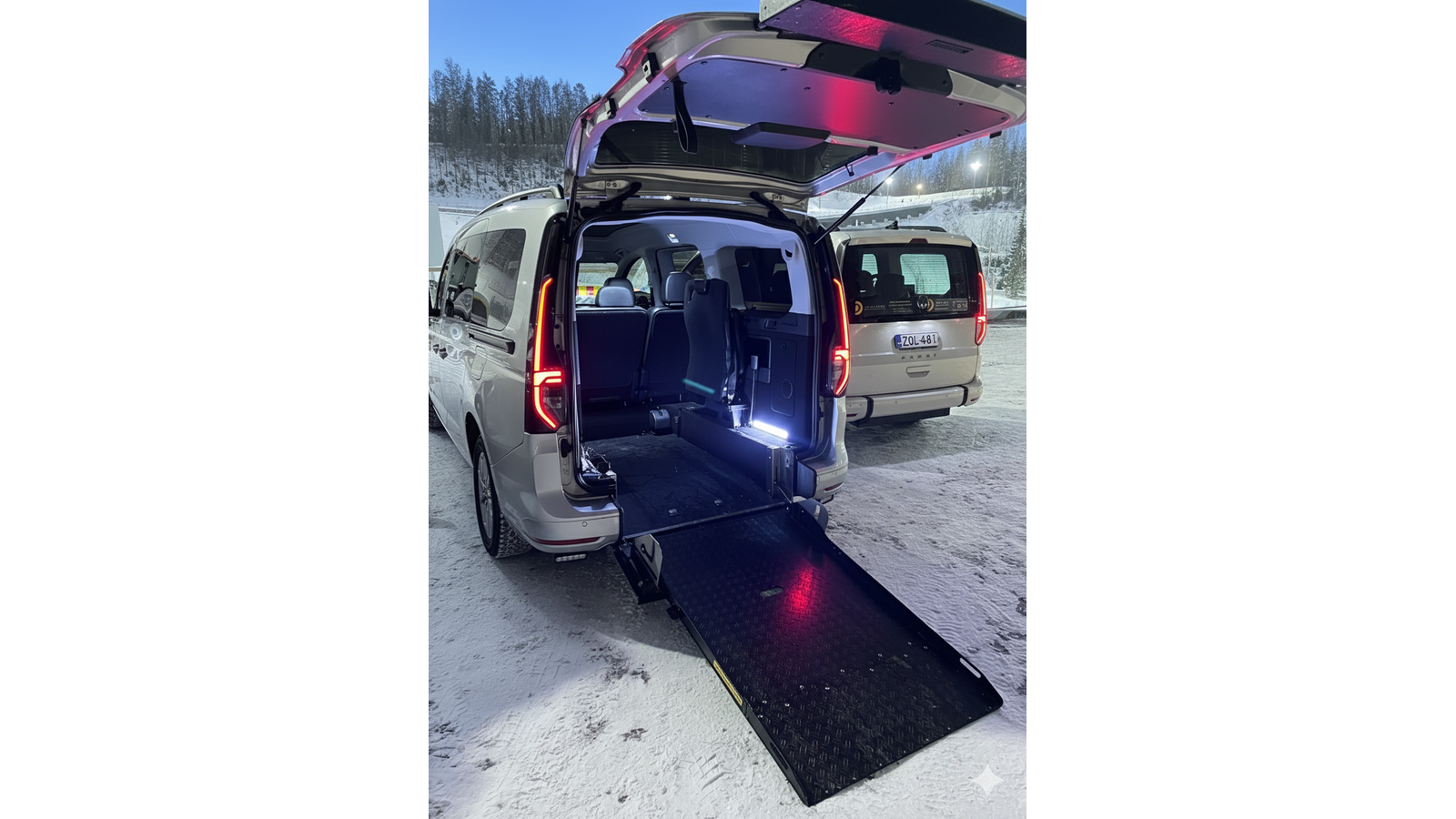 Taksi Wallin Oy:n invataksi ja py&ouml;r&auml;tuolikuljetus Lahdessa. Esteet&ouml;n taksi valmiina palveluun my&ouml;s talvella.