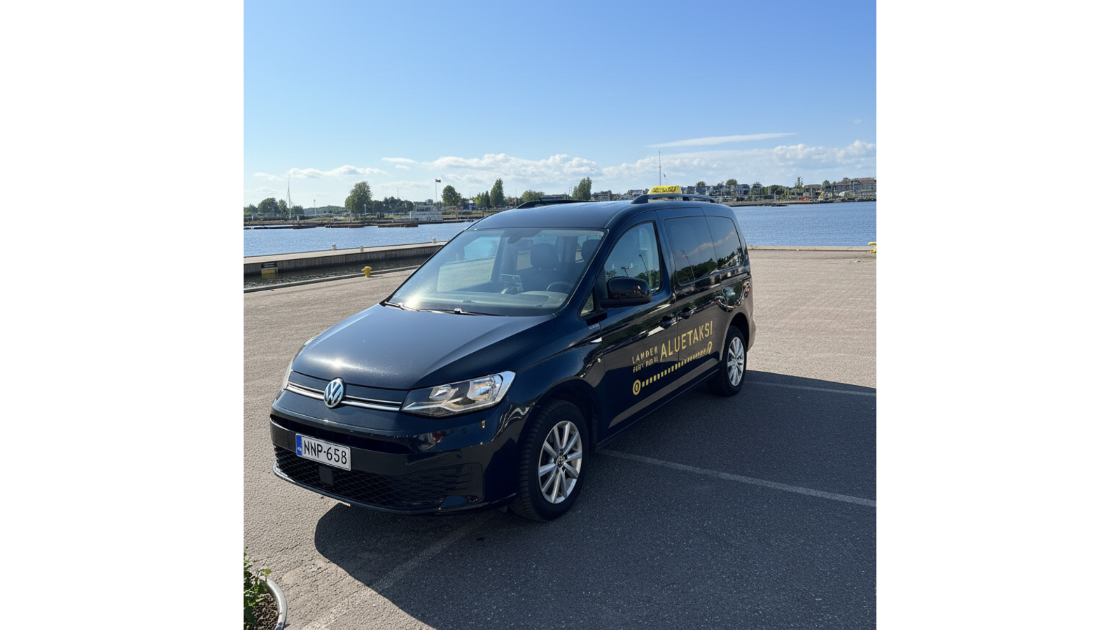 Taksi Wallin Oy:n esteet&ouml;n invataksi ja tilataksi Lahden satamassa, Lahden Aluetaksin teippauksilla.