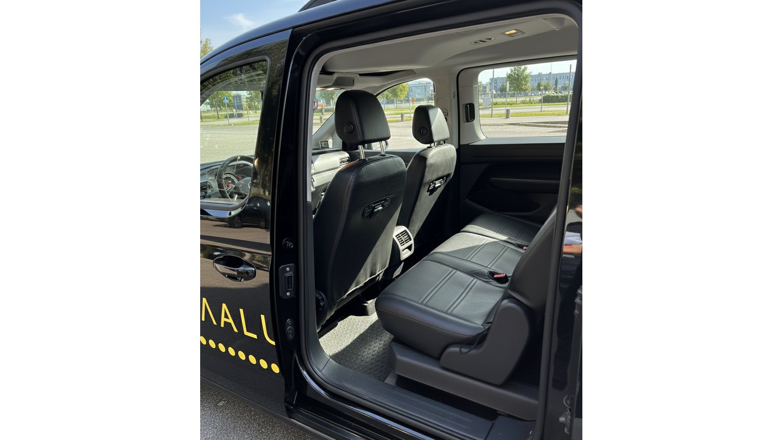 Taksi Wallin Oy:n modernin ja tilavan tilataksin siisti matkustamo Lahdessa.